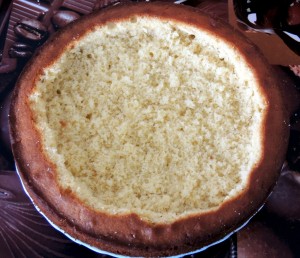 Бисквитный пирог с персиками чаша