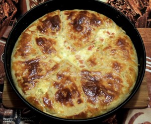Заливной пирог с курицей и овощами готов
