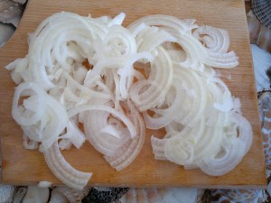 капустный салат лук нарезать полукольцами