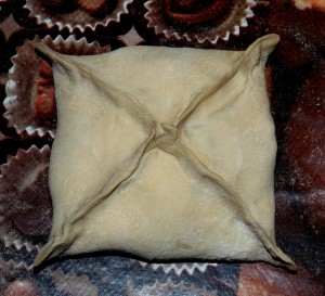Самса из слоенного теста края