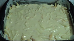 Яблочная шарлотка, залить яблоки