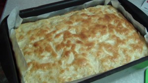 Яблочная шарлотка, выпекать
