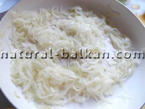 луковый пирог, обжарить лук