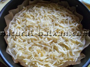 луковый пирог, посыпать сыром