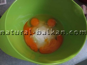 морковный кекс, яйца взбить с сахаром